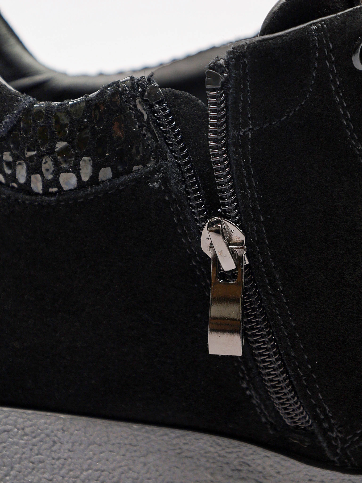 Ботинки черного цвета из натуральной замши на низкой подошве